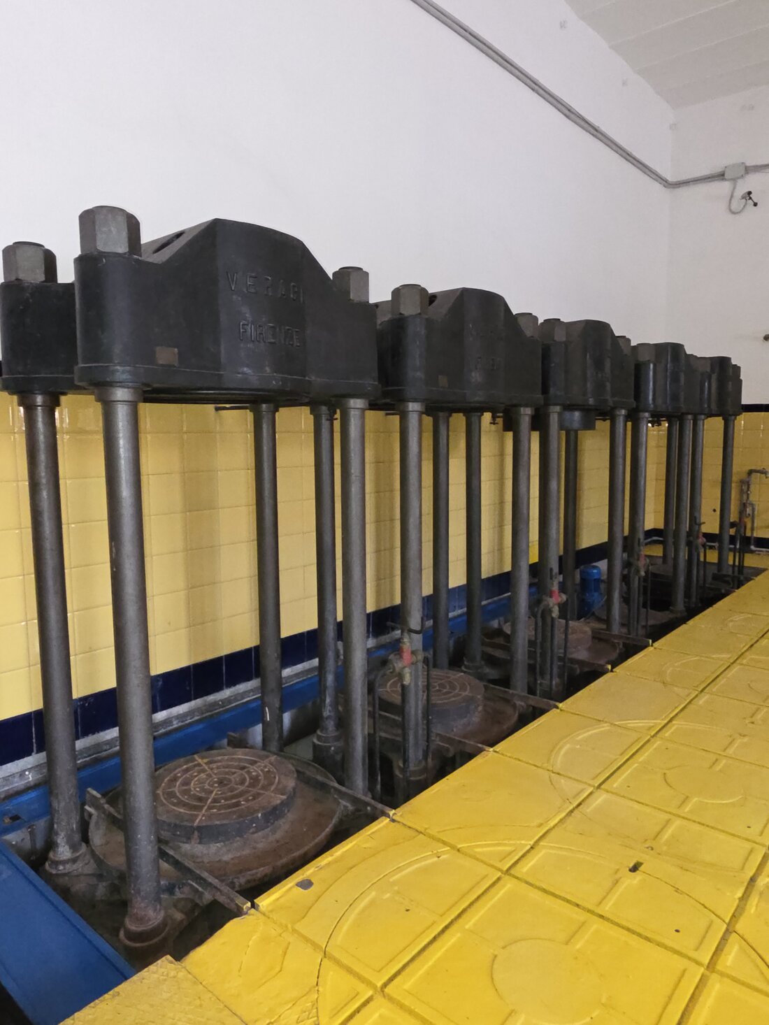 Interno del Museo Pavoncelli con macchinari storici per la produzione di olio