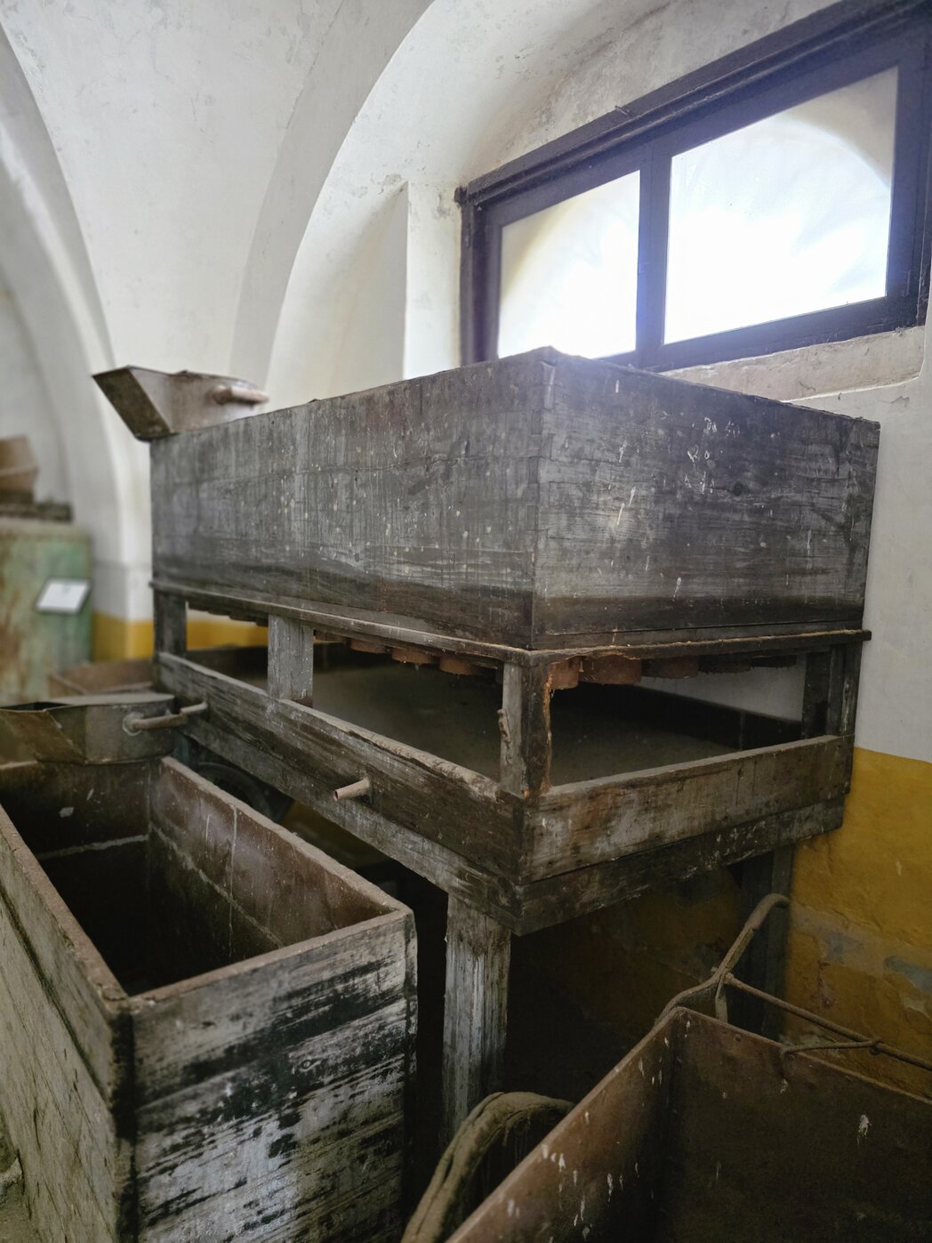 Contadino che lavora in un campo pugliese