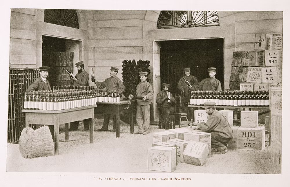 Famiglia in visita tra gli ulivi nella campagna pugliese
